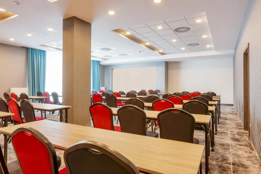 Sala konferencyjna w ustawieniu teatralnym