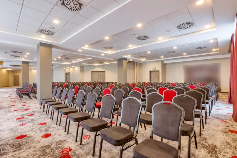 Sala szkoleniowa z projektorem